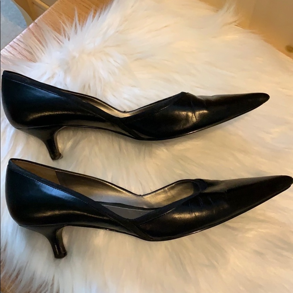 Bandolino black leather kitten heels